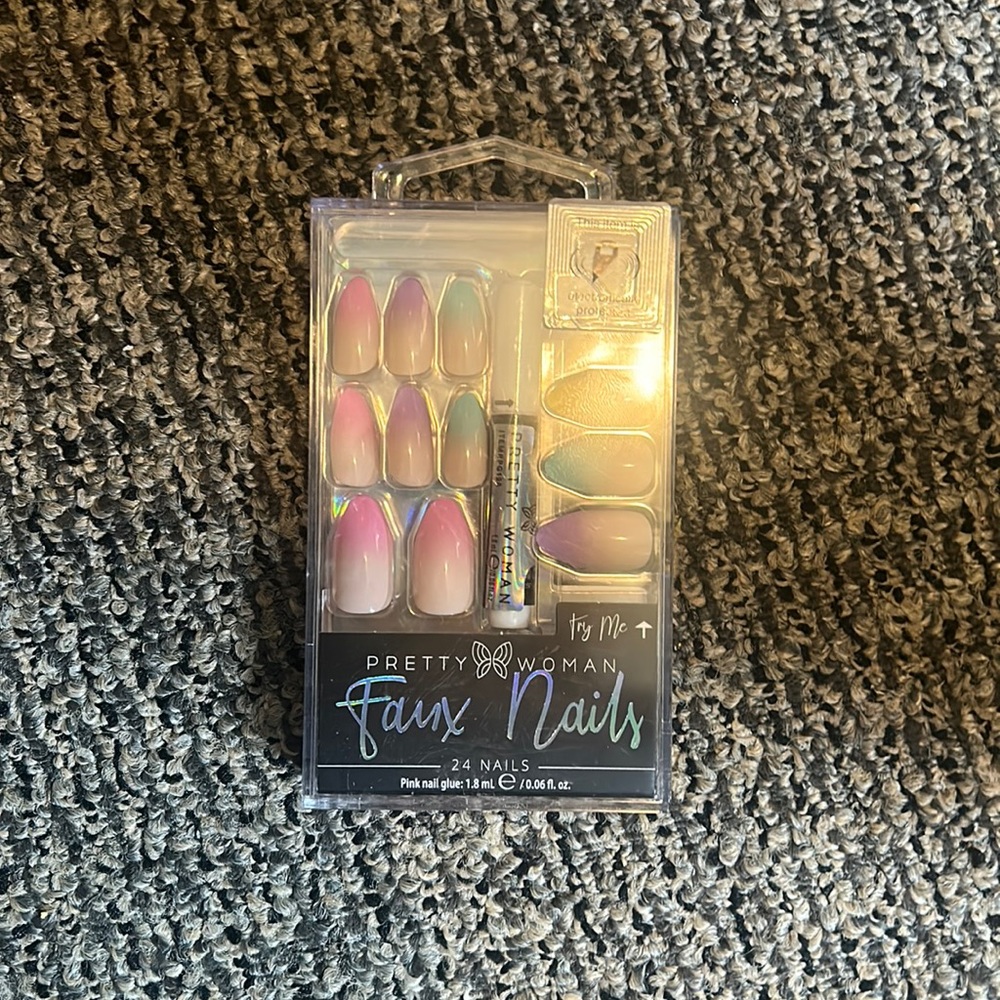 NIB Pretty woman faux nails